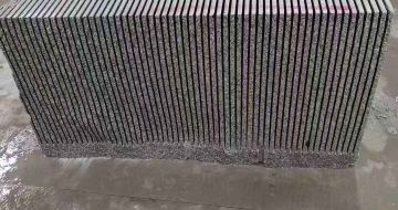 佳木斯芝麻白毛板荒料切割